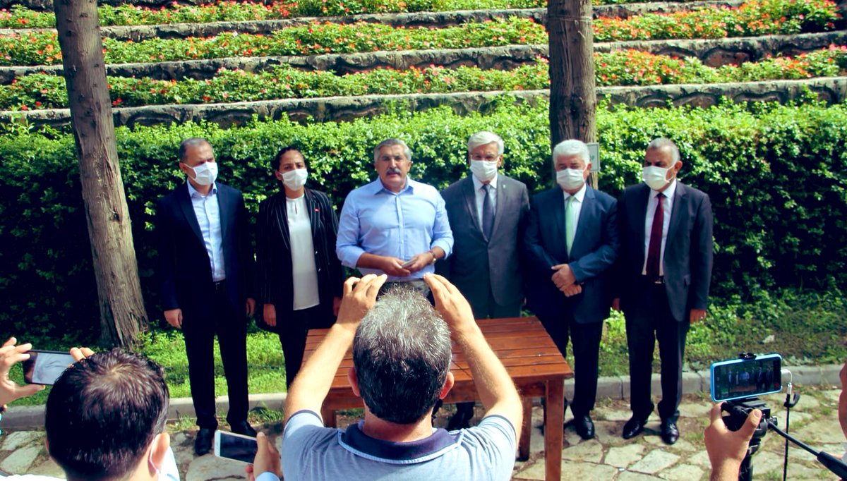 HuseyinYayman's tweet photo. CHP Zihniyetinin orman yangını üzerinden siyaset yapma anlayışına karşı basın açıklaması yaptık

1)Yanan bölge ağaçlandırılacak
2)Maden ocağı iddiası kuyruklu yalan

Bizim de CHP’ye küçük bir sorumuz var
Yangın söndükten sonra gelen Hatay BŞB Başkanı yangın sürerken neredeydi? https://t.co/2CpOGKkSB2