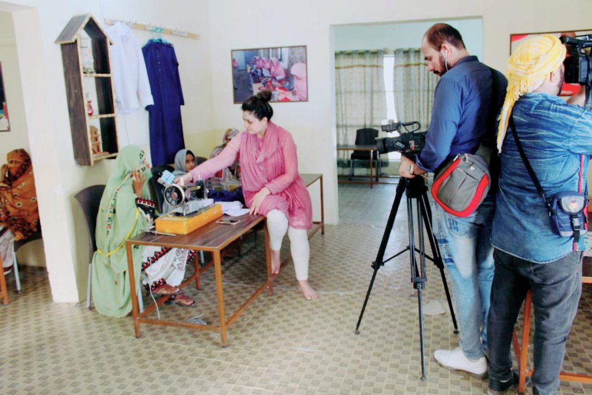 sumrkhan1's tweet photo. My upcoming special report for @indusdotnews from #Balochistan will be featuring #Awaraan district which is facing immense social fabric problems YET determined to be on development track soon...
Met with incredible #Baloch_women and children who are the true rulers indeed...😊💐 https://t.co/uuIYRHtXsP