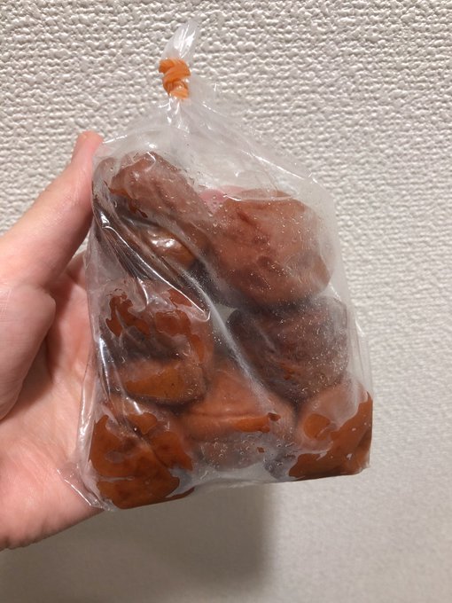 梅干し、これで100円とか安いー😀 あ、見てるとツバ出てくる🤣 ってか梅干しって想像するだけで唾液出てくるのってほんと凄くない？w https://t.co/gSi6CY7Pfx<a href="/tag/%E3%83%95%E3%82%A9%E3%83%BC%E3%83%88%E3%83%8A%E3%82%A4%E3%83%88"class="tags"><span>#フォートナイト</span></a>