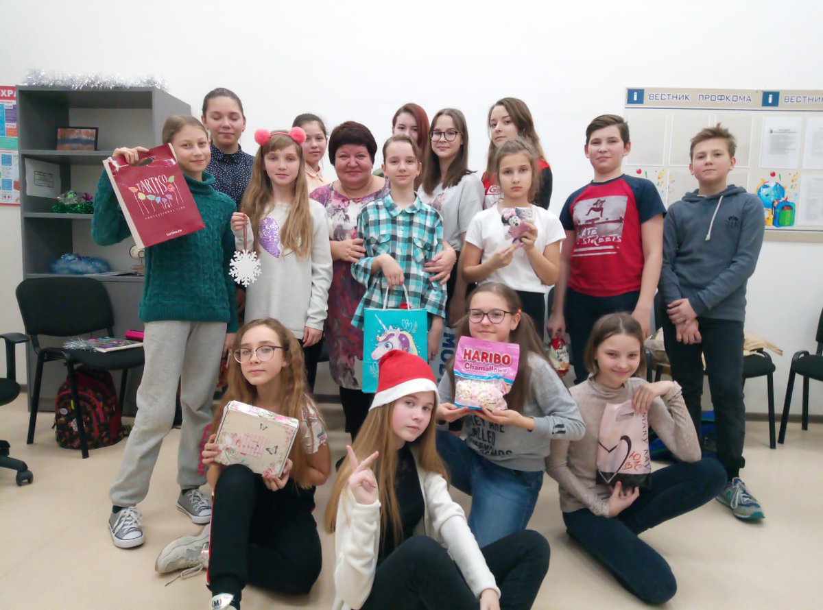 В центре дополнительного образования  ОЦ "Южный город" проходят занятия в подростковом  клубе "Эмоциональный интеллект".У нас происходит много интересного: не только тематические
занятия, но и встречи с интересными людьми, создание игр, чаепития.