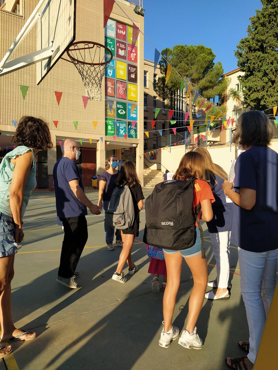 TeacherAnnaSDK's tweet photo. ➡️1r dia amb motxilles carregades d'il.lusions, ganes, retrobaments, incertesa..💪
@escolasadako #caminemjunts https://t.co/F1RC5w6mlr