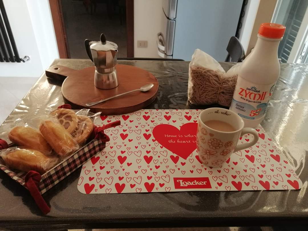 RoccoCillo's tweet photo. I #precari #scuola protestano con #eccolamiacattedra  Ancora vuote circa 200mila cattedre. Le nuove GPS, direttamente definitive ma piene di errori,non hanno garantito, come promesso da @AzzolinaLucia la copertura dei posti e gli usp nominano a singhiozzo.
https://t.co/Ke9EFNM2tY https://t.co/JXFW0c1BLj