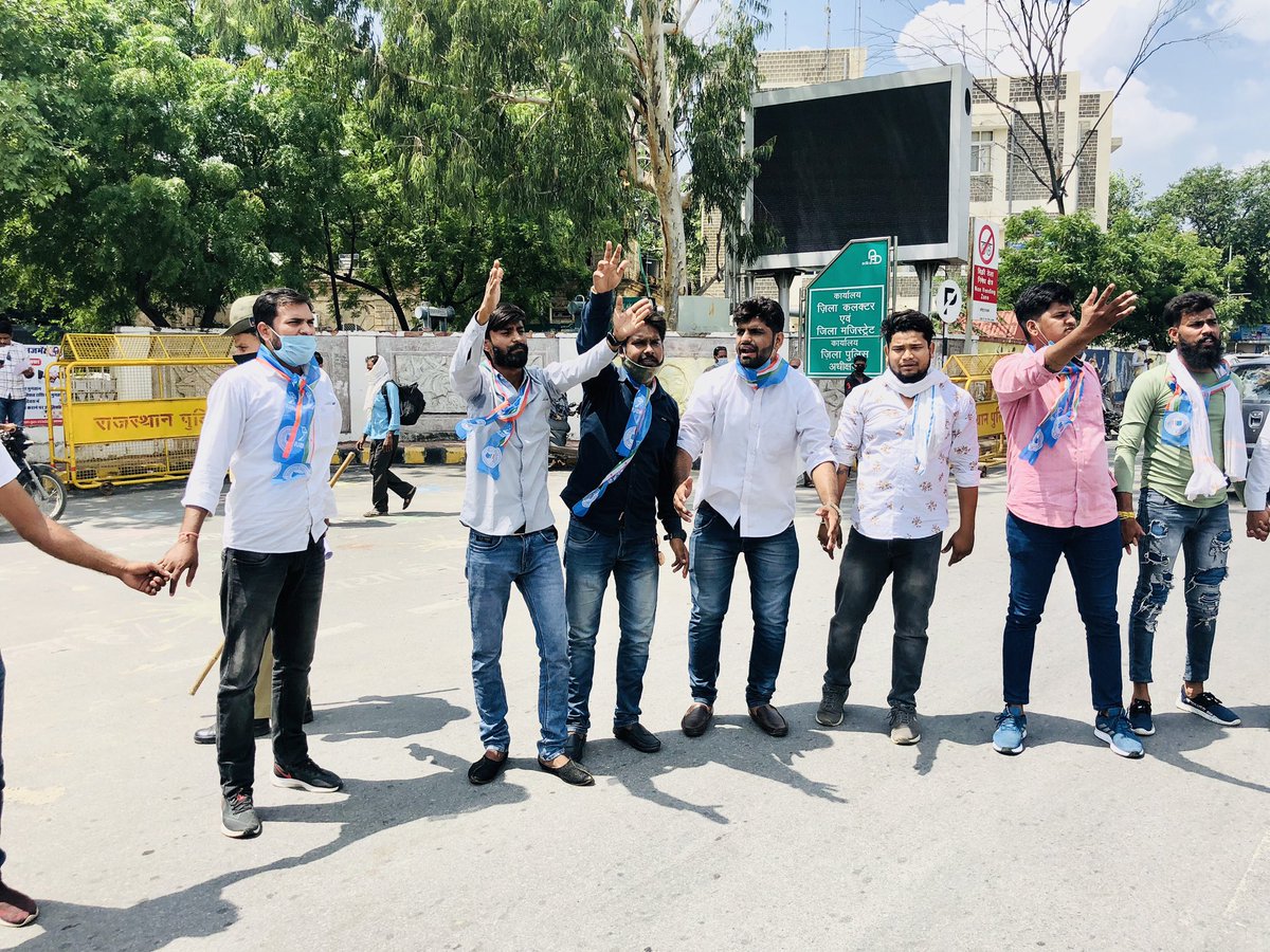The_jaber_khan's tweet photo. छोड़ने वाले छोड़ जाते हैं,मुक़ाम कोई भी हो
निभाने वाले निभा जाते हैं,हालात कैसे भी हों !

#SPEAKUP_FOR_RAJ_STUDENTS 
#Rahul_Ji_Help_Raj_Students 
#StudentLivesMatter 
#AssignmentExamInRajasthan https://t.co/gtwpNRdg0v