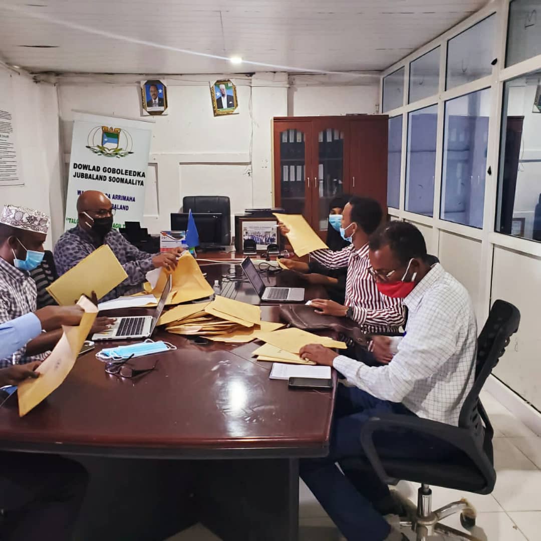 MOIJS_somalia's tweet image. #MOILG-JSS unveiled the opening tender for the purchase of covid-19 materials and renovation of some institutions,All the bidders were present to witness the event.The procurement committee is set to select four(4) successful companies keeping all factors constant.#STOPCORONA