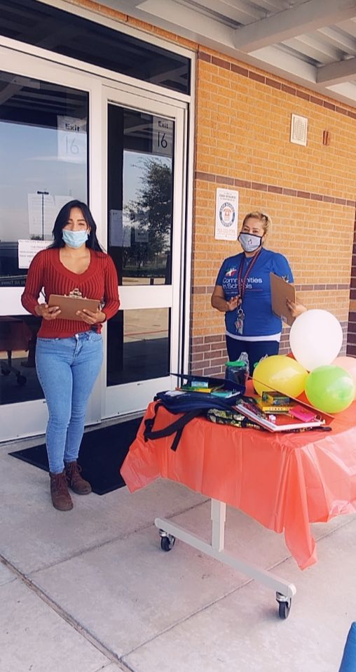 CISHolmquist's tweet photo. CIS Drive Thru Sign Up Day @ Holmquist Elementary 💕📋🖋 https://t.co/Ad1jqMO8vE