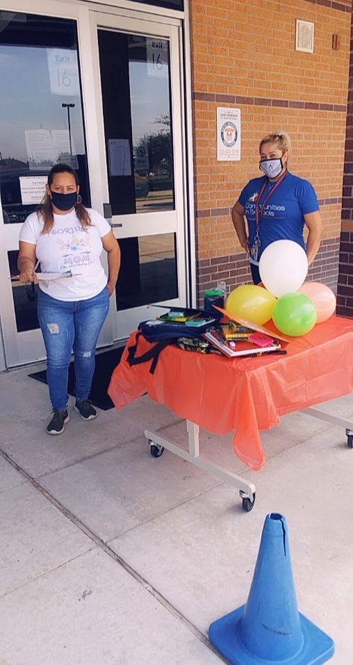 CISHolmquist's tweet photo. CIS Drive Thru Sign Up Day @ Holmquist Elementary 💕📋🖋 https://t.co/Ad1jqMO8vE