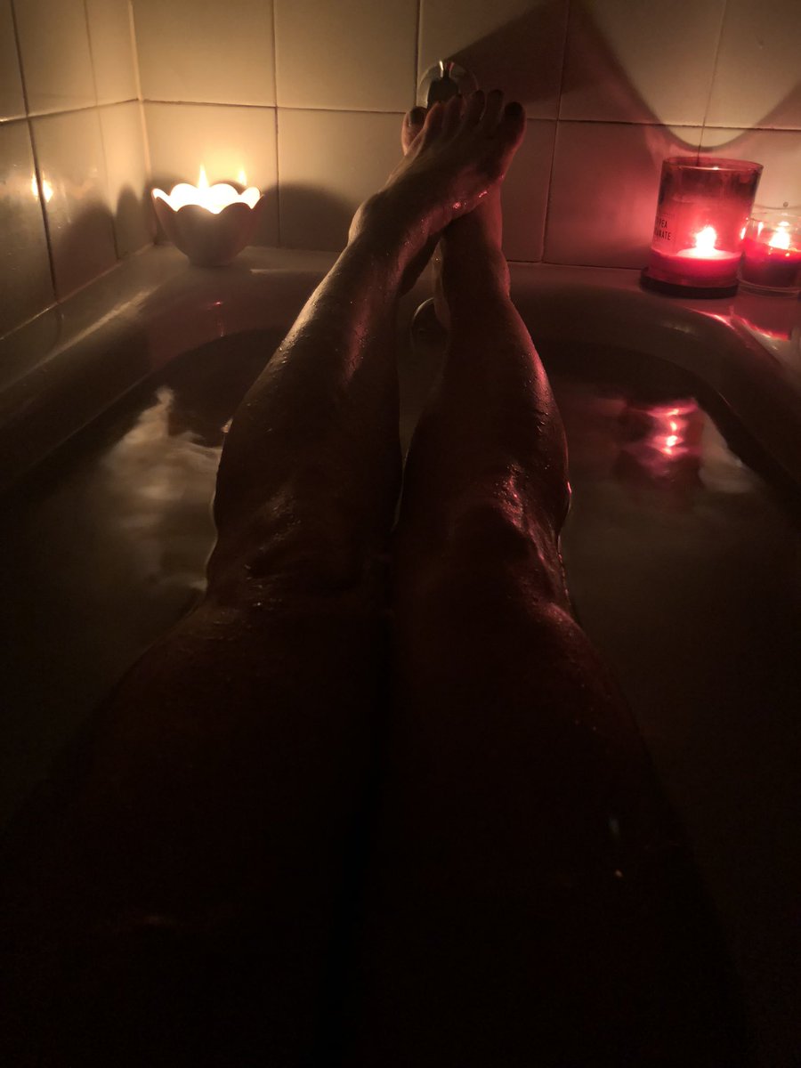 saunders10's tweet photo. Self care Sunday. Tub time #tubtime #selfcare #SelfCareSunday #bekindtoyourself #legday #legsareexhausted #timeforrest # https://t.co/LtxUBELNcP