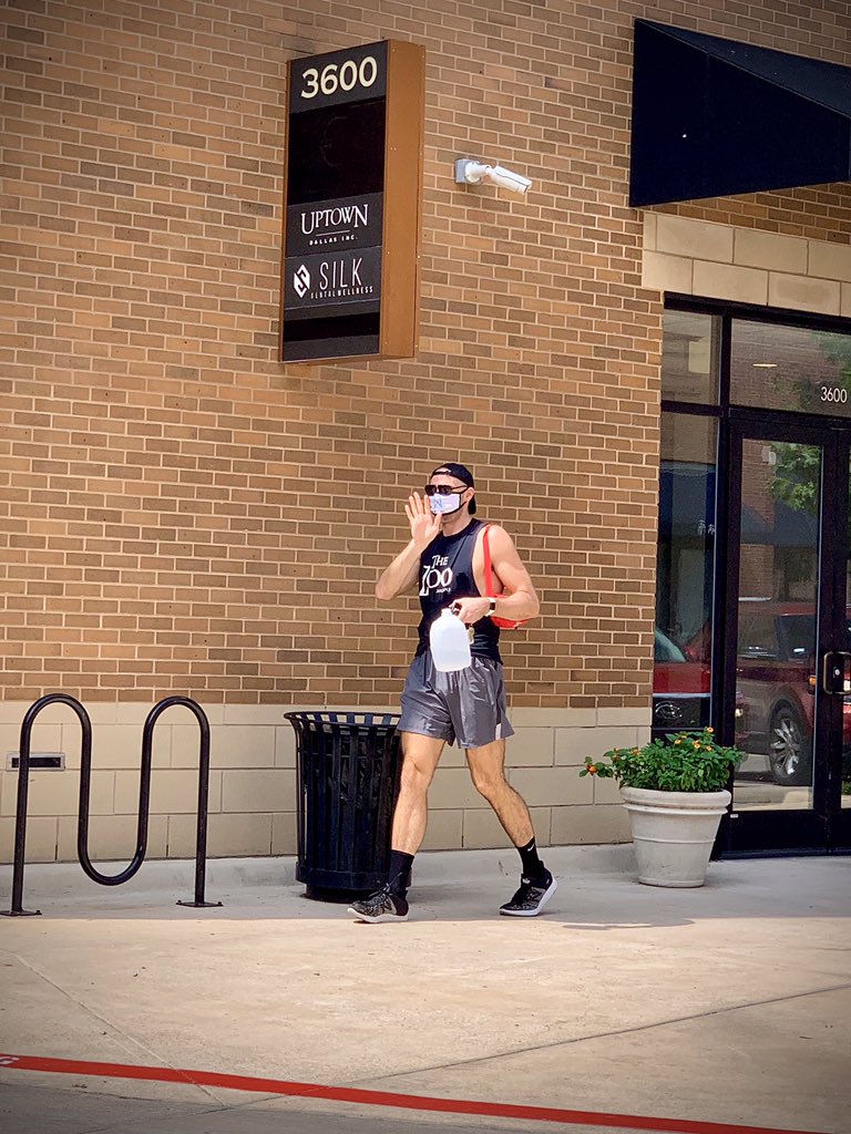 troyjrobertson's tweet photo. Press, press, press, press, press... #popupguesswho ๐ค #alert #press #paparazzi #dallas #uptown #issalook #issafraud https://t.co/DjeVnoo4H5