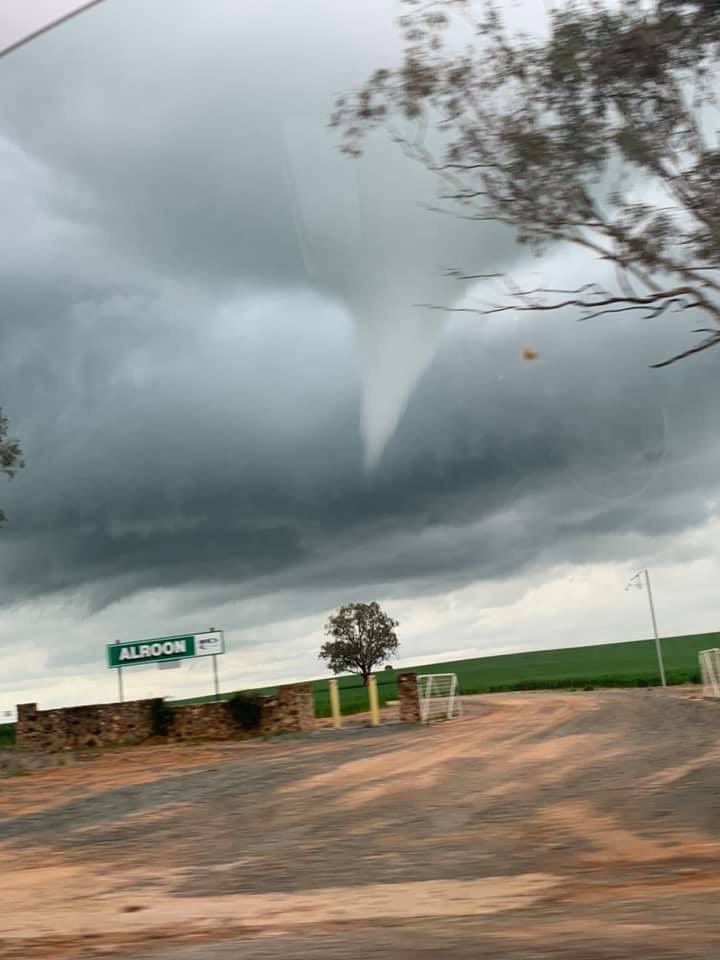 JaydanDuck's tweet photo. 📸 A funnel cloud has been caught on camera, forming above a farm near #Junee, in the #NSW #Riverina. Locals Craig Howard &amp; Sarah Cuschieri snapped these incredible shots as they witnessed the #weather phenomena spawn along a wind convergence last Wednesday. #funnelcloud @BOM_au https://t.co/cG2MZDqXQq