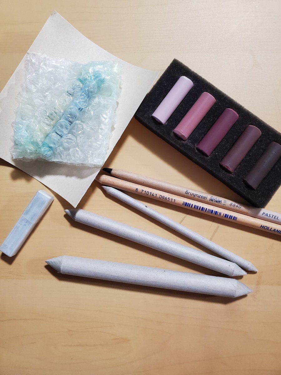 ScribbledSketch's tweet image. August #Sketchbox in September. Ah, I&apos;m so behind y&apos;all. Anyway the only thing I didn&apos;t like is using the blenders on the sanded paper. #augustsketchbox #pastels #crow #crowart #art #birds #softpastels