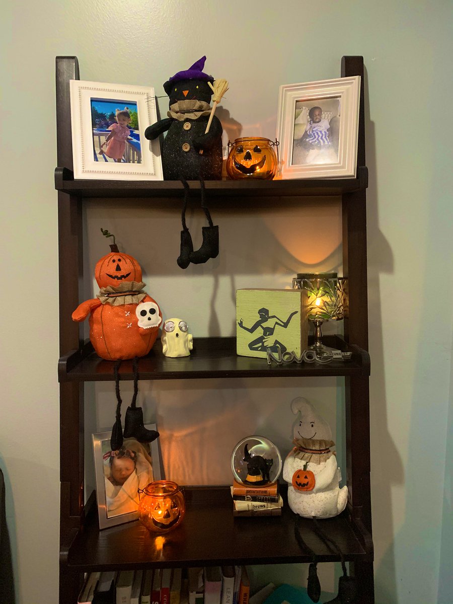 JessXRendell's tweet photo. decorating my house for the holidays is the BEST 🖤🎃 #xtraAF https://t.co/eK6WSe58Yy