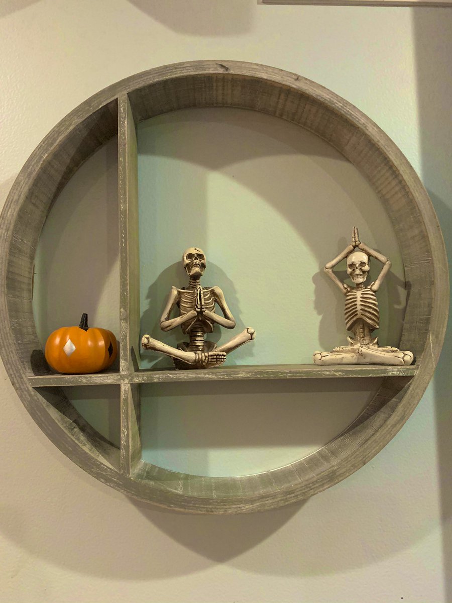 JessXRendell's tweet photo. decorating my house for the holidays is the BEST 🖤🎃 #xtraAF https://t.co/eK6WSe58Yy