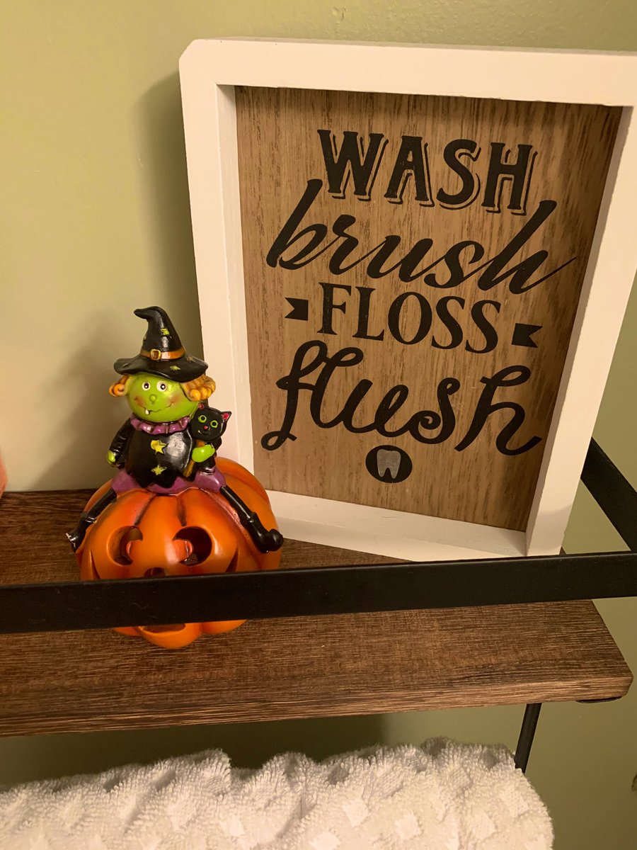 JessXRendell's tweet photo. decorating my house for the holidays is the BEST 🖤🎃 #xtraAF https://t.co/eK6WSe58Yy