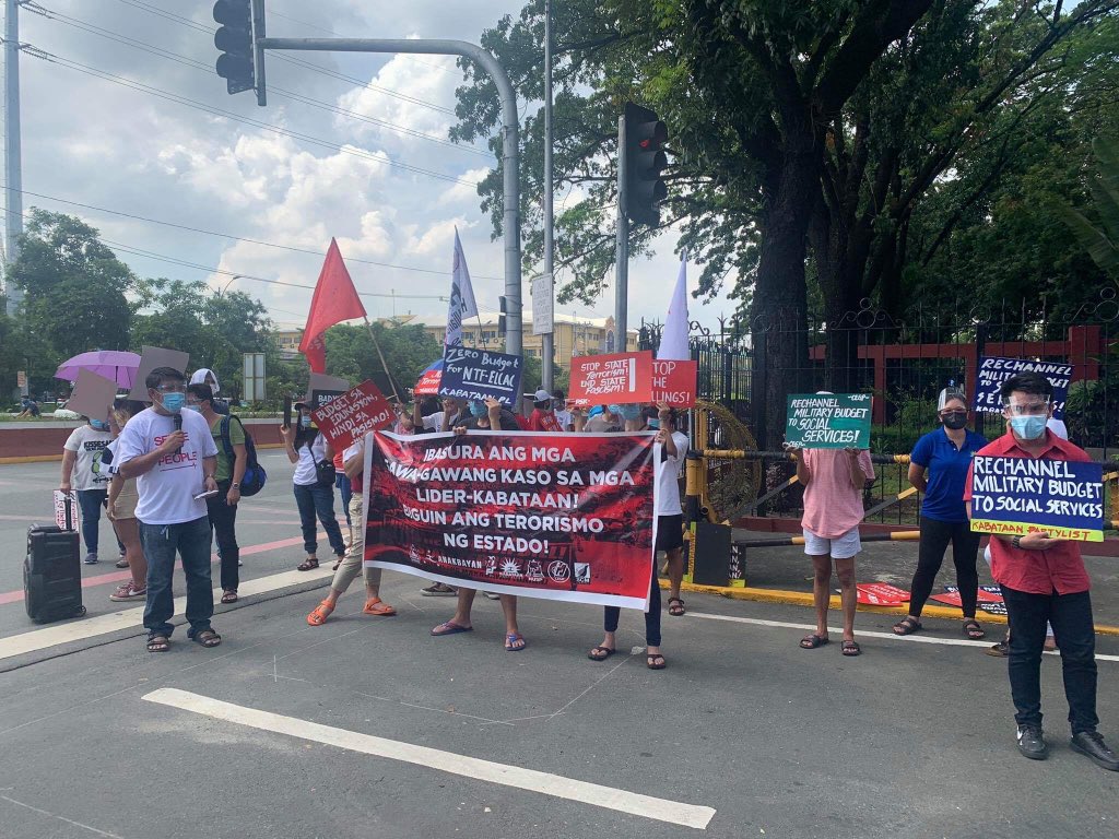 PS_USTSHS's tweet photo. TIGNAN: Nagkaisa ang ilang progresibong grupo sa pagkilos at pagtutol sa budget ng Office of the President na ginagamit sa pamamasismo, pagpapahirap at korapsyon habang isinasagawa ang budget hearing sa House of Representatives.
#DuqueOutNow
#OustDuterte https://t.co/QDIDRqXqgQ