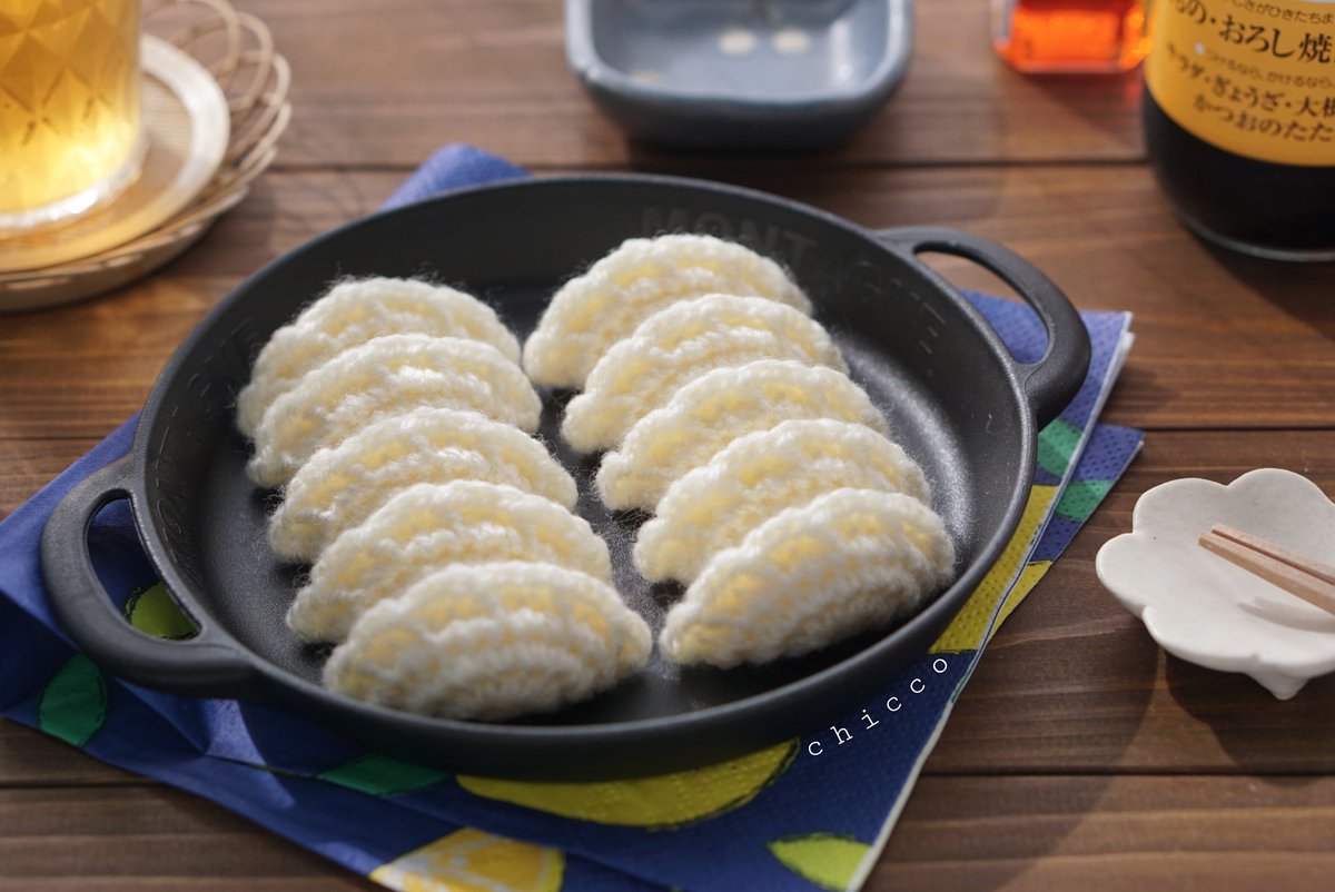 chicco_crochet's tweet photo. 目視では良かったのになシリーズ。
餃子です🥟今日のは特に編み目が目立ちすぎました。後ろから光が当たりすぎたのが原因かな、、と言いつつ撮り直さないあたり性格出てます😇
餃子は時に食べたくなりますね〜♪
#chiccoの食べぐるみ https://t.co/ELwTRmMKTa