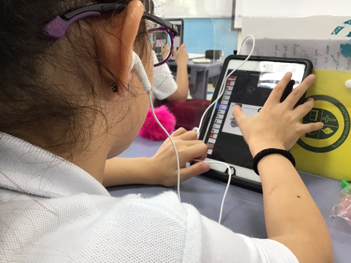 JLoadedLion's tweet photo. Loving #SchoolWorkApp and native app #applekeynote for vocabulary acquisition. Students listen to proper pronunciation and record an audio recording of their own. Then they show their understanding with words, phrases, and sentences. @mrapasdavis @teacheraaron #edtech #ISTE https://t.co/IAaFs943F7