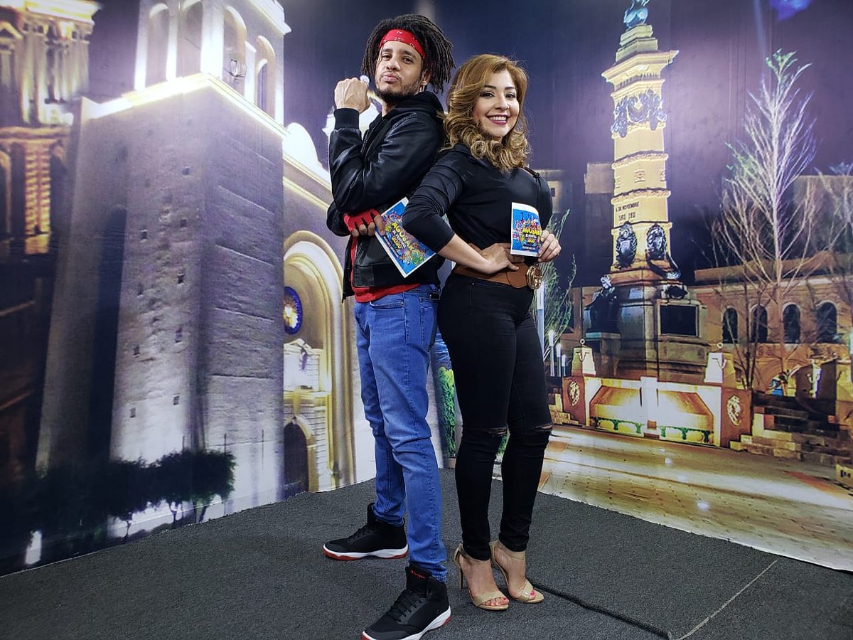 agosarsv's tweet photo. ⭐⭐⭐⭐⭐ Alex 5 Estrellas y @SHARONSALAZAR 💃 Fueron los presentadores del bloque INTERMEDIO de #AGOSARElFestival 🎊 ¡Gracias! https://t.co/iHWBwzAkjo
