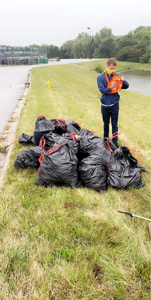 Valpo_VEMO's tweet image. Great cleanup yesterday! Thank you to all who came and helped out! 15 bags of trash picked up from behind the Valparaiso Target. Cannot wait to get more in the future! Please, use this as a lesson to pick up after yourselves and never litter! #roadsidecleanup #VEMO #Valpo