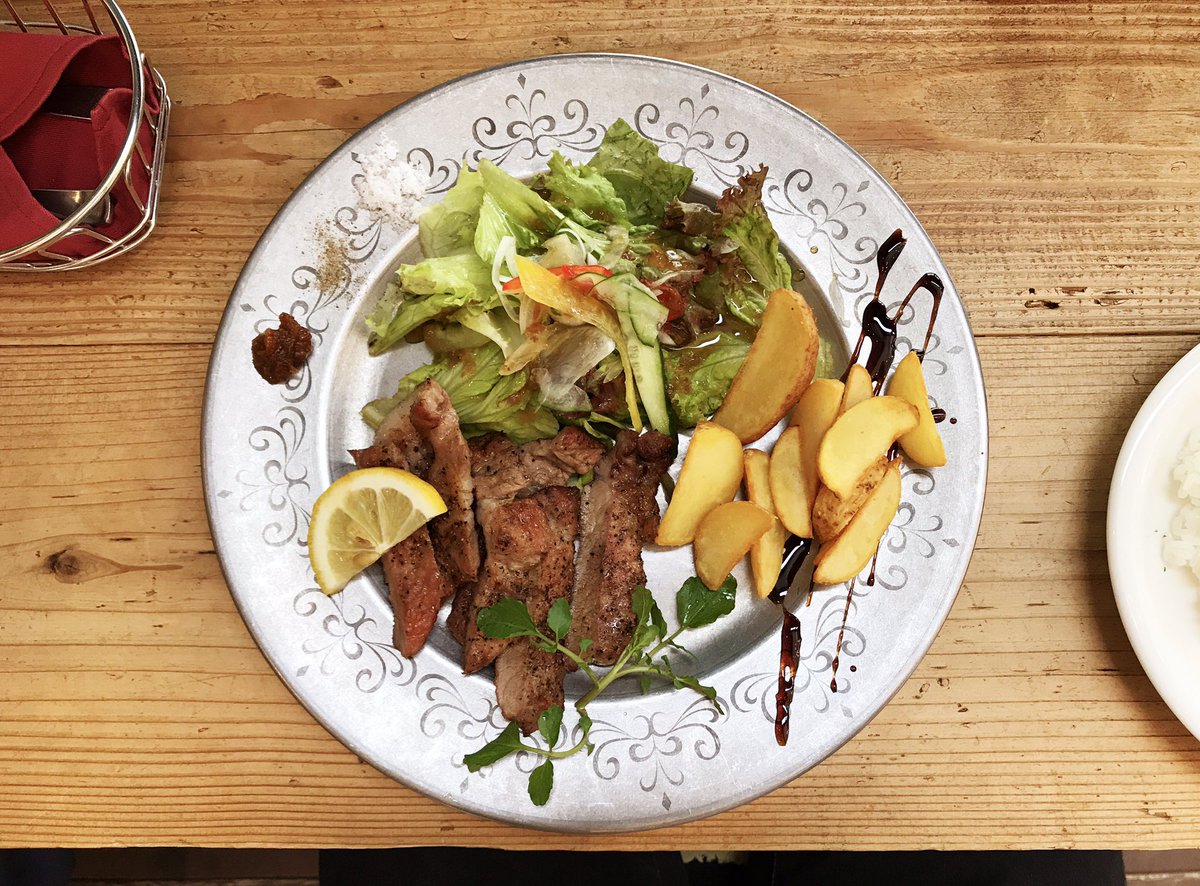 kumayta's tweet photo. #AMGkitchen の「こがね豚炭焼きBBQプレート」美味しかった。豚肉の甘さが引き立つ塩コショウ、風味の良いかぐら南蛮みそと2つの味でいただきました。写真は撮り忘れたけど、セットドリンクで頼んだレモンスカッシュが甘くなくスッキリしてて食事に合ってこれまた美味しかった。 https://t.co/syzaRVvAZ2