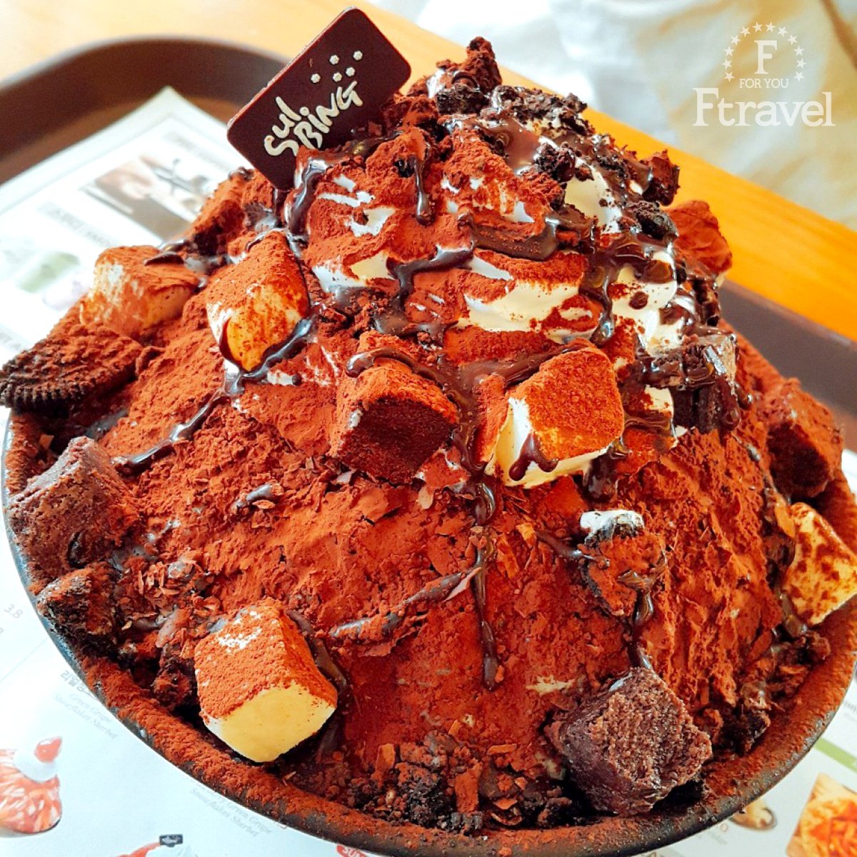 InfoFtravel's tweet photo. #sulbing (#설빙 / ソルビング)は、#韓国🇰🇷 を拠点とするデザートカフェチェーンです。
水ではなく���乳を凍らせた氷を削って出来たかき氷を使うためとてもクリーミーな味わい🐮🥛
#きな粉 、#黒ごま 、#チーズ 、#フルーツ やチョコレート🍫など様々な味のビンス(#빙수 / かき氷)が味わえます🍴😋💕 https://t.co/mHkKbHnURV