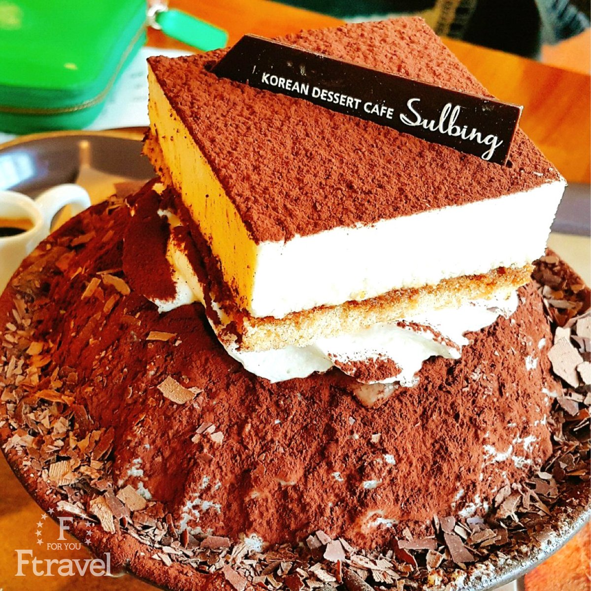InfoFtravel's tweet photo. #sulbing (#설빙 / ソルビング)は、#韓国🇰🇷 を拠点とするデザートカフェチェーンです。
水ではなく���乳を凍らせた氷を削って出来たかき氷を使うためとてもクリーミーな味わい🐮🥛
#きな粉 、#黒ごま 、#チーズ 、#フルーツ やチョコレート🍫など様々な味のビンス(#빙수 / かき氷)が味わえます🍴😋💕 https://t.co/mHkKbHnURV