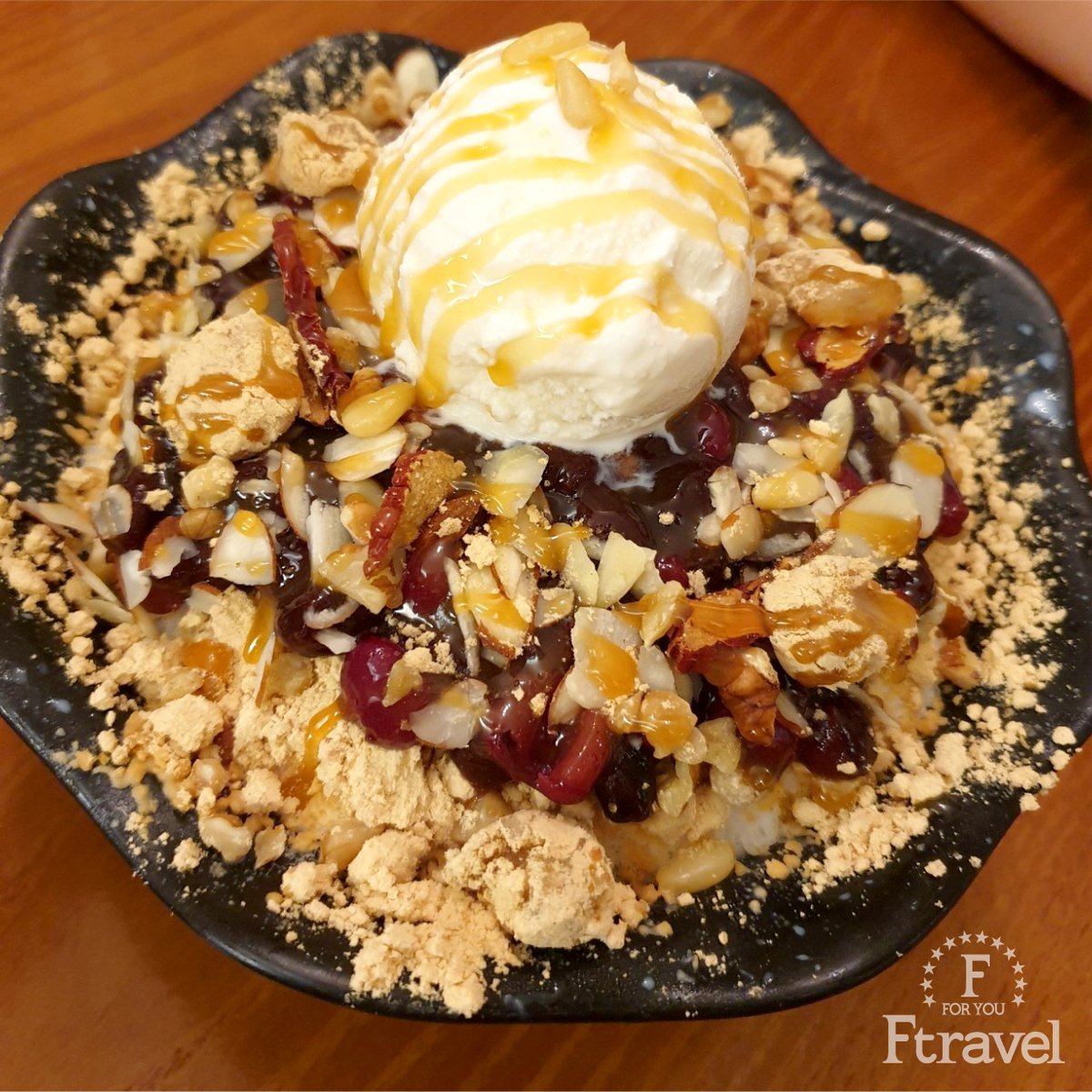 InfoFtravel's tweet photo. #sulbing (#설빙 / ソルビング)は、#韓国🇰🇷 を拠点とするデザートカフェチェーンです。
水ではなく���乳を凍らせた氷を削って出来たかき氷を使うためとてもクリーミーな味わい🐮🥛
#きな粉 、#黒ごま 、#チーズ 、#フルーツ やチョコレート🍫など様々な味のビンス(#빙수 / かき氷)が味わえます🍴😋💕 https://t.co/mHkKbHnURV
