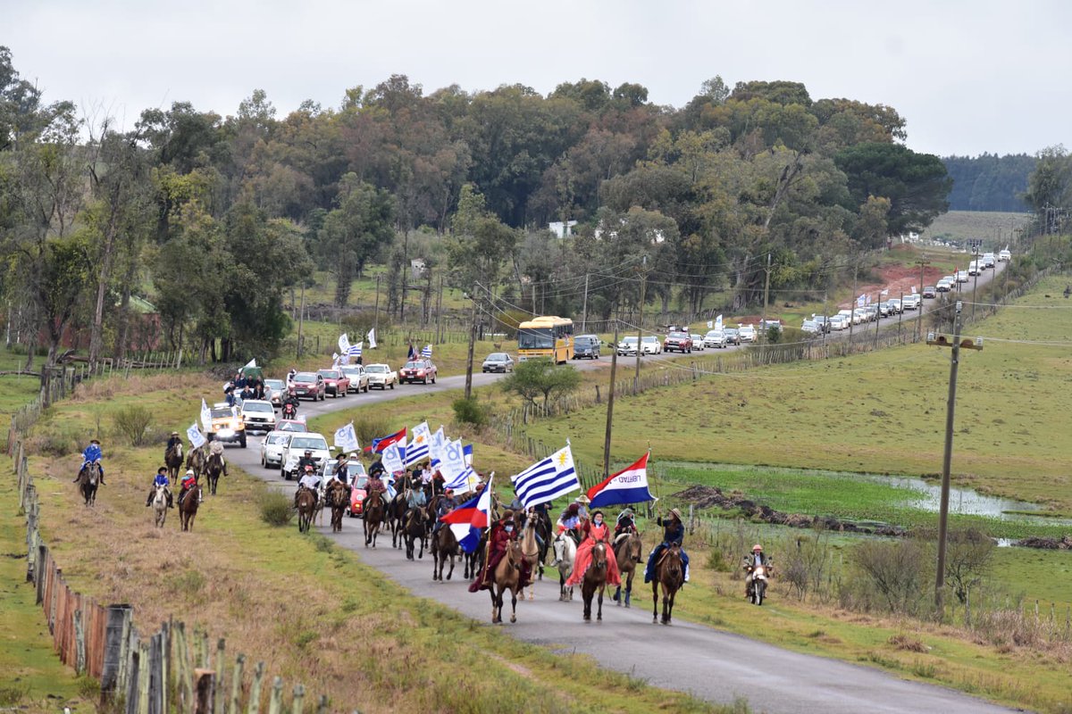 CarmenTort3000's tweet photo. #EsAhoraJose en la 9a de Cerro Largo! Tremenda caravana con "la tradición por delante" acompañando al candidato al Municipio #EduardoLucas de la 16 del @NanoGamarra1 y a @jose_yurramendi a la Intendencia. Allí con los Albano de #La91 y siempre presente #La3000 y @sergiobotana https://t.co/sXV6hfObbM