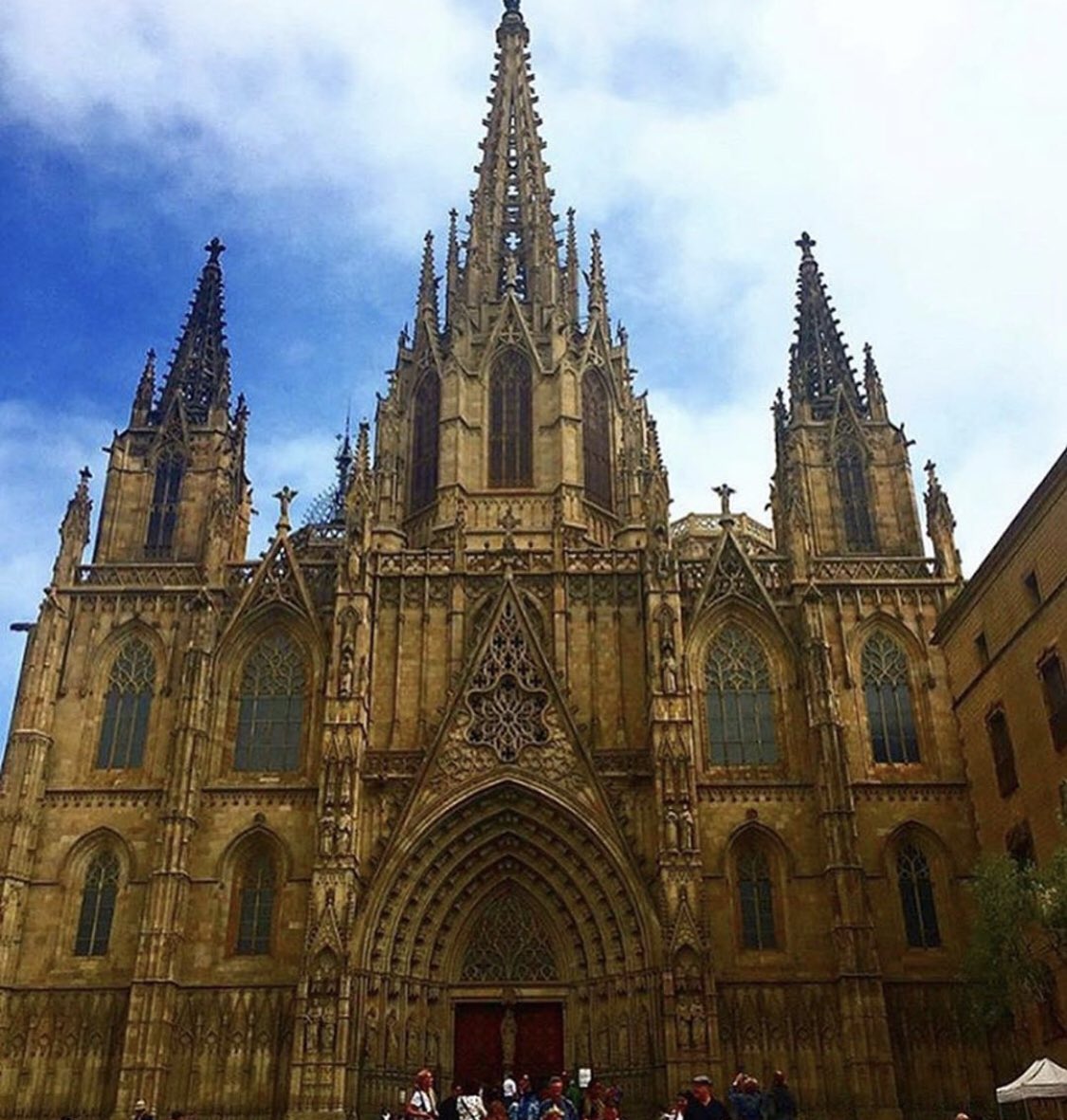 bougie_travel's tweet photo. #sightseeing #dretadeleixample #cataloniasquare #cathedralbarcelona #architecturelovers https://t.co/HcKzO3QFcP