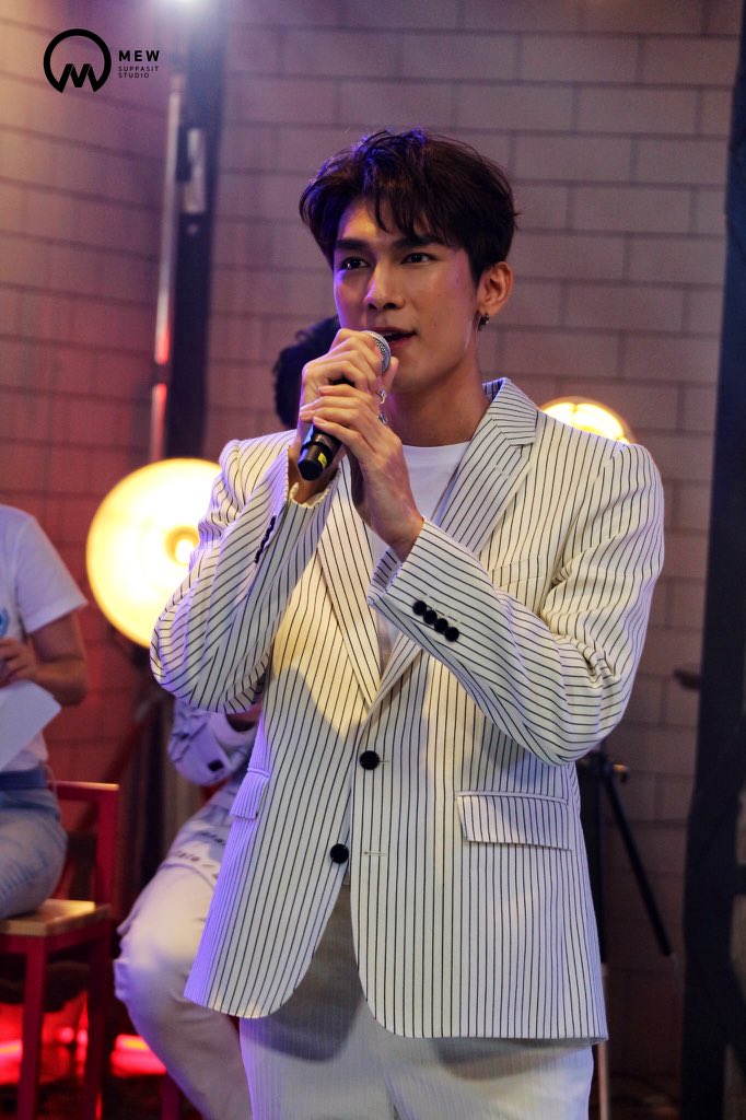 En junio, cantó y bailó en el LoveDeliveryFest. Su voz sonó muy bien, pero hubo quienes hablaron de su peso y que su cover no era tan moderno. Lo importante: Mew quería cantar y nada lo iba a frenar. Su marca en un evento de Unicef. #MewSuppasit​  @MSuppasit  @Msuppasitstudio