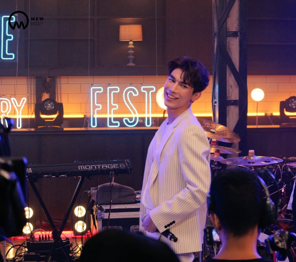 En junio, cantó y bailó en el LoveDeliveryFest. Su voz sonó muy bien, pero hubo quienes hablaron de su peso y que su cover no era tan moderno. Lo importante: Mew quería cantar y nada lo iba a frenar. Su marca en un evento de Unicef. #MewSuppasit​  @MSuppasit  @Msuppasitstudio