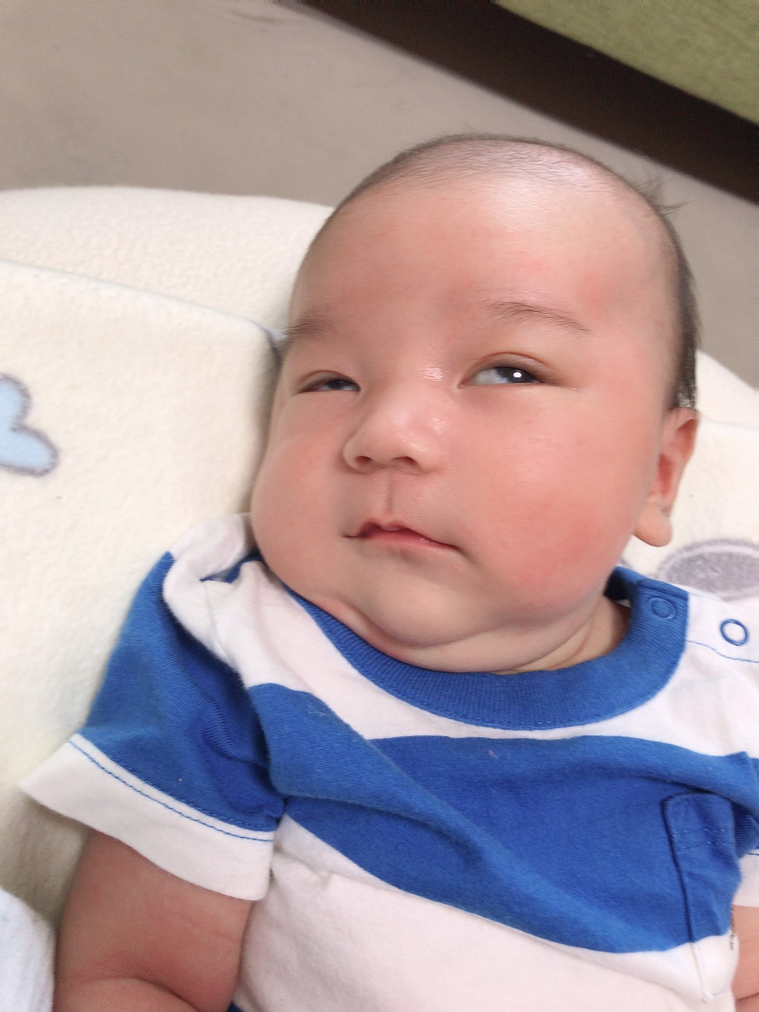みんく 最近この授乳クッションで丸いくぼみを作って そこにフィットさせて寝かせるとよく寝るのでそのスタイルで定着しつつあります 寝付きが悪くてもこのスタイルにして最後10 ミリくらいミルクあげるとそのまま寝るし そして目がイッ