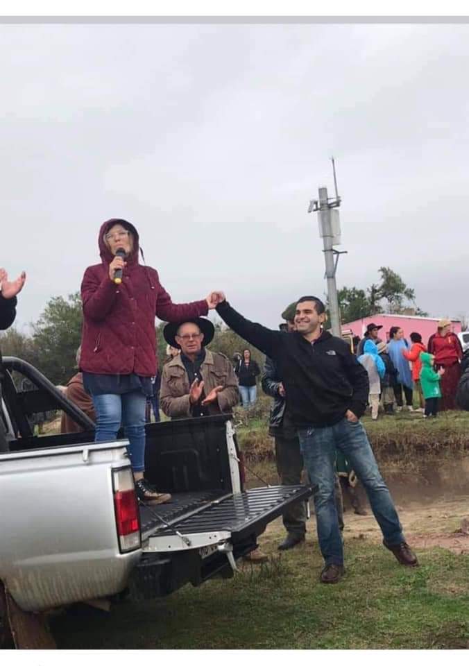 CarmenTort3000's tweet photo. #EsAhoraJose en la 9a de Cerro Largo! Tremenda caravana con "la tradición por delante" acompañando al candidato al Municipio #EduardoLucas de la 16 del @NanoGamarra1 y a @jose_yurramendi a la Intendencia. Allí con los Albano de #La91 y siempre presente #La3000 y @sergiobotana https://t.co/sXV6hfObbM
