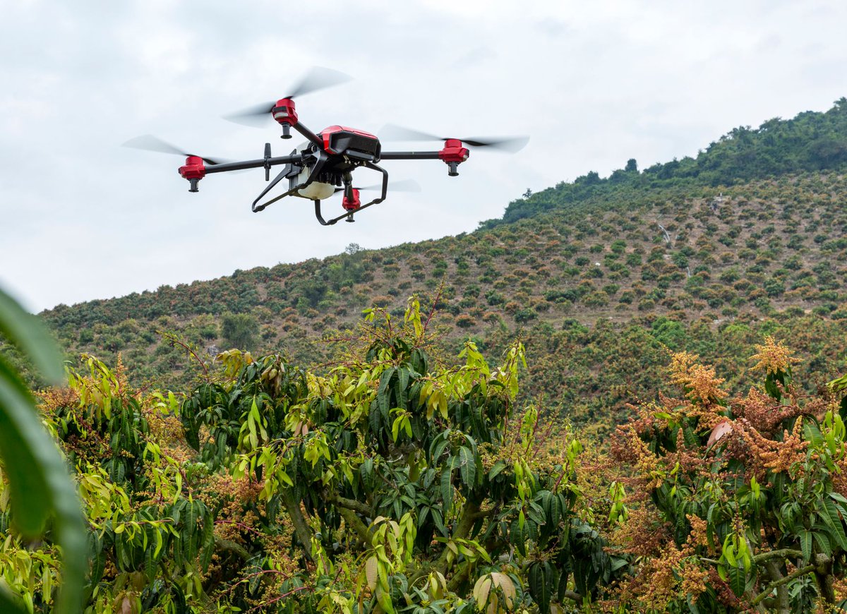 Airpacsolution's tweet photo. With higher flight speed and greater spraying flow, the operation efficiency of Agricultural Drones can reach up to 14ha/hr, which is equivalent to the work of 100 farmland labourers. https://t.co/tjizX6myp6