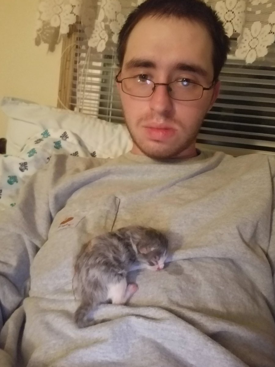 travysnyder's tweet photo. Give it up for day one of no sleep https://t.co/IMSh2YtKEb