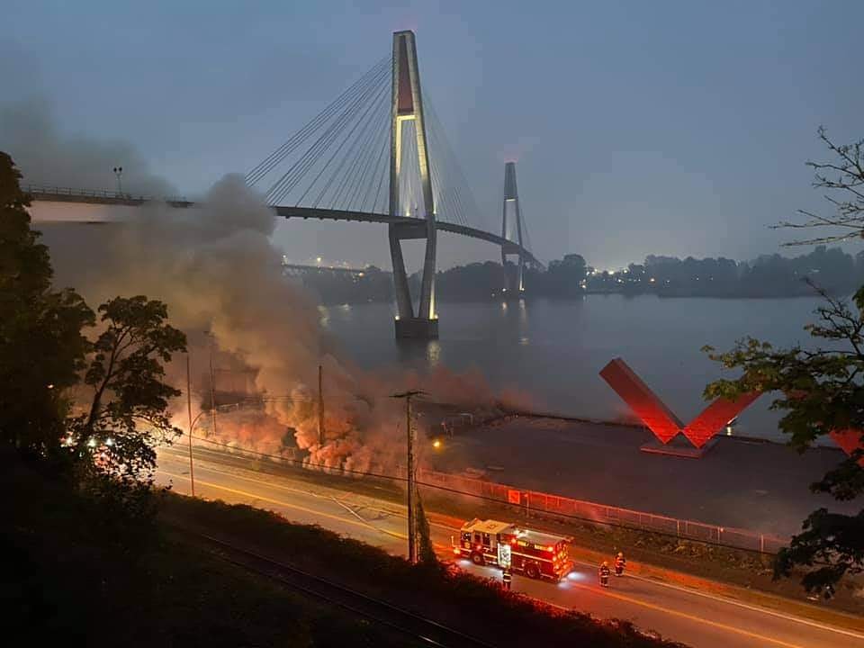 .<a href="/VanFireRescue/">Vancouver Fire Rescue Services</a> currently has a #FireBoat enroute to <a href="/cityofnewwest/">New Westminster</a> to assist with a dock fire 

📸@rosiekekoa