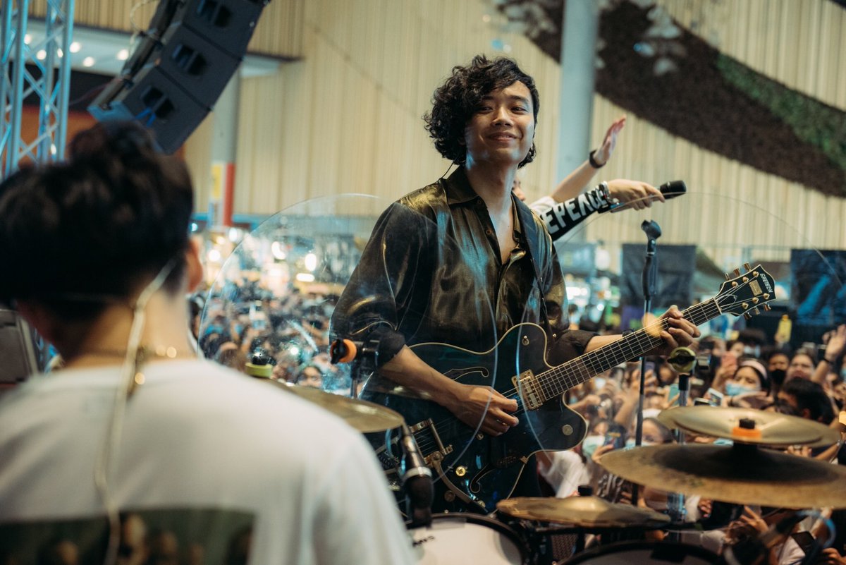 TillyBirds's tweet photo. SIT ดาว โคตร อัพ FEEL! ขอบคุณงาน Sit ดาว, Future Park รังสิต และทุกคนนะฮะ! มากันเยอะมาก พวกเราโคตรดีใจเลยอ่ะ
#TillyBirds #TillyBirdsTouring 
[ภาพโดย #ssann] https://t.co/xIq7BYNJFd