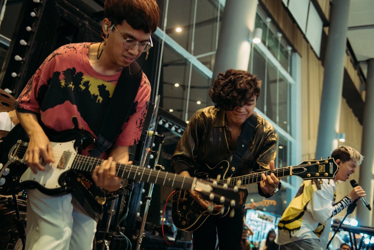 TillyBirds's tweet photo. SIT ดาว โคตร อัพ FEEL! ขอบคุณงาน Sit ดาว, Future Park รังสิต และทุกคนนะฮะ! มากันเยอะมาก พวกเราโคตรดีใจเลยอ่ะ
#TillyBirds #TillyBirdsTouring 
[ภาพโดย #ssann] https://t.co/xIq7BYNJFd