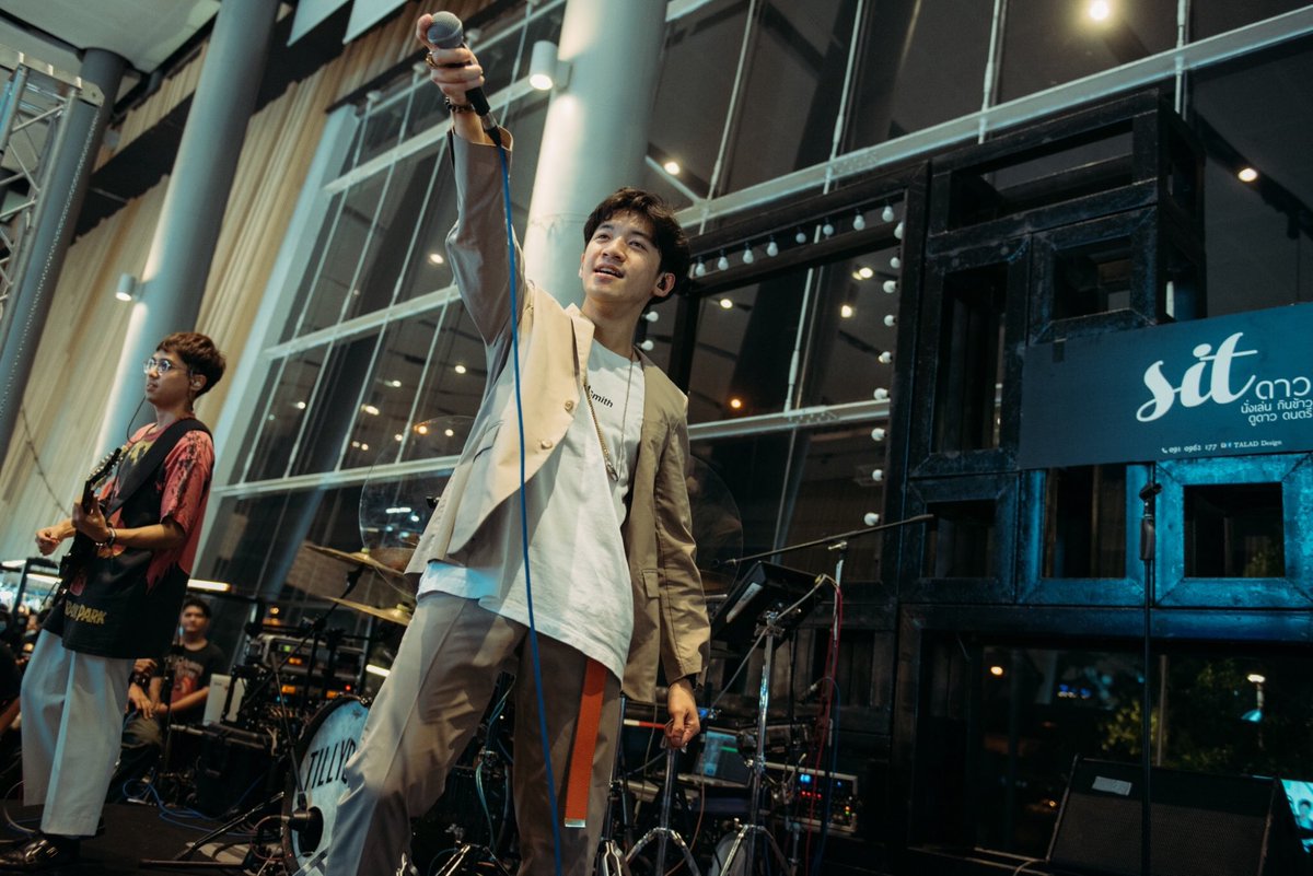 TillyBirds's tweet photo. SIT ดาว โคตร อัพ FEEL! ขอบคุณงาน Sit ดาว, Future Park รังสิต และทุกคนนะฮะ! มากันเยอะมาก พวกเราโคตรดีใจเลยอ่ะ
#TillyBirds #TillyBirdsTouring 
[ภาพโดย #ssann] https://t.co/xIq7BYNJFd