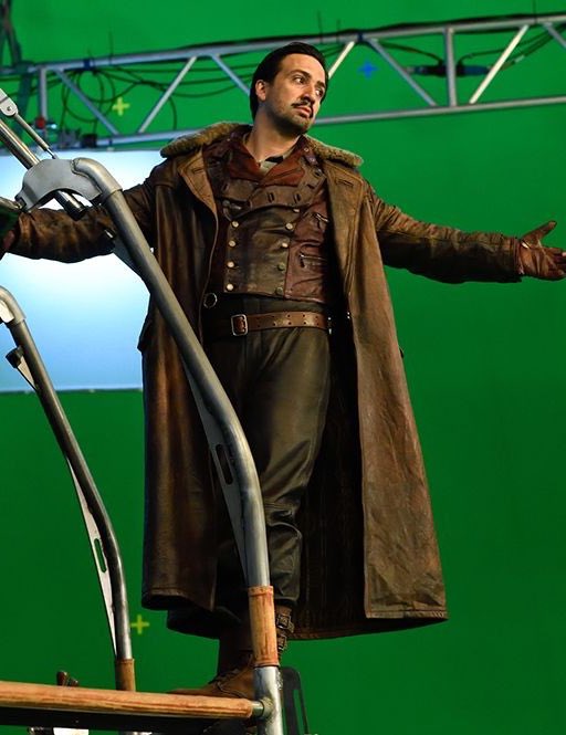 LMMDAILY's tweet photo. behind the scenes. https://t.co/FxpDx3R82n