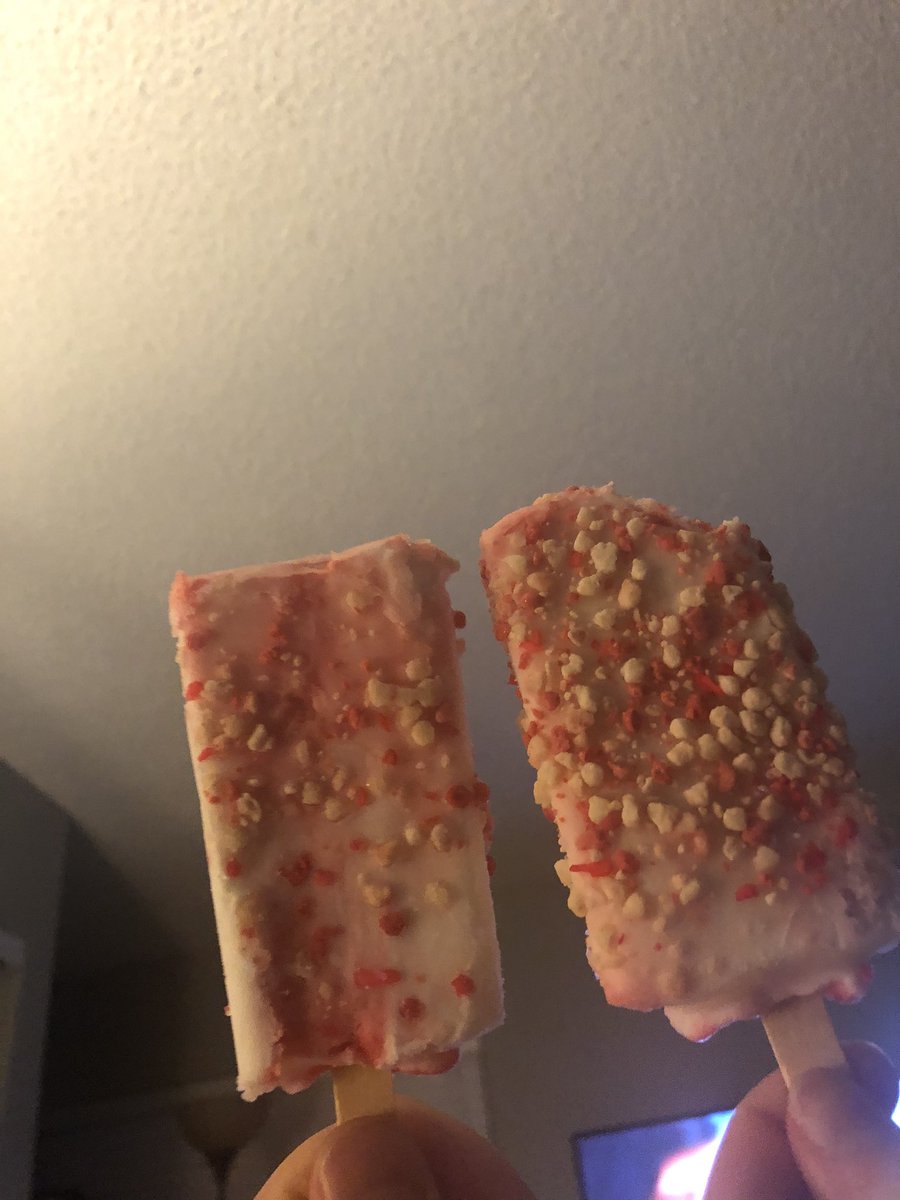 BAPenka's tweet photo. Hey @GoodHumor y’all are really slacking with the crumbles here... the whole box looked like the one on the left. https://t.co/6Mh9A0wns6