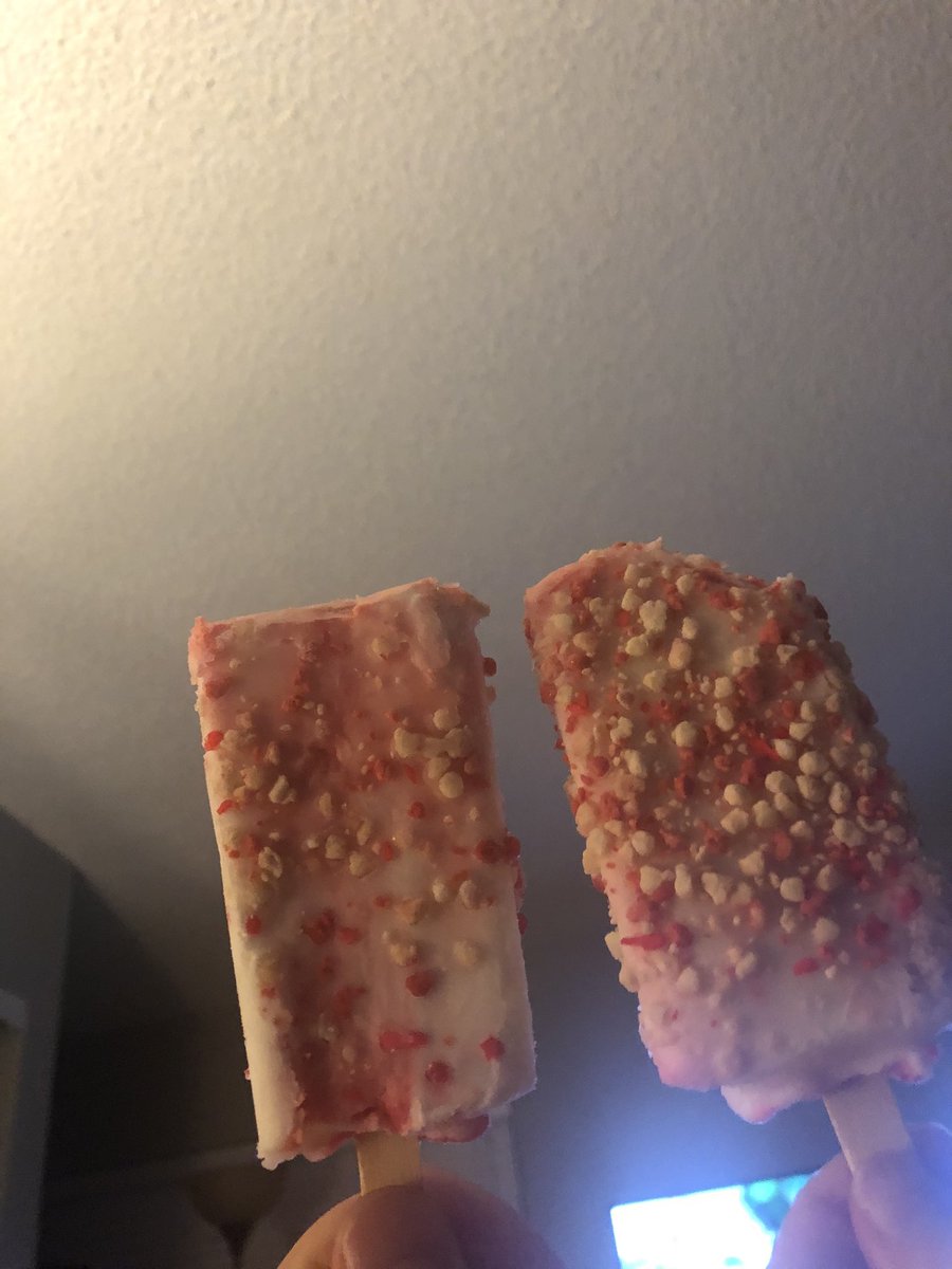 BAPenka's tweet photo. Hey @GoodHumor y’all are really slacking with the crumbles here... the whole box looked like the one on the left. https://t.co/6Mh9A0wns6