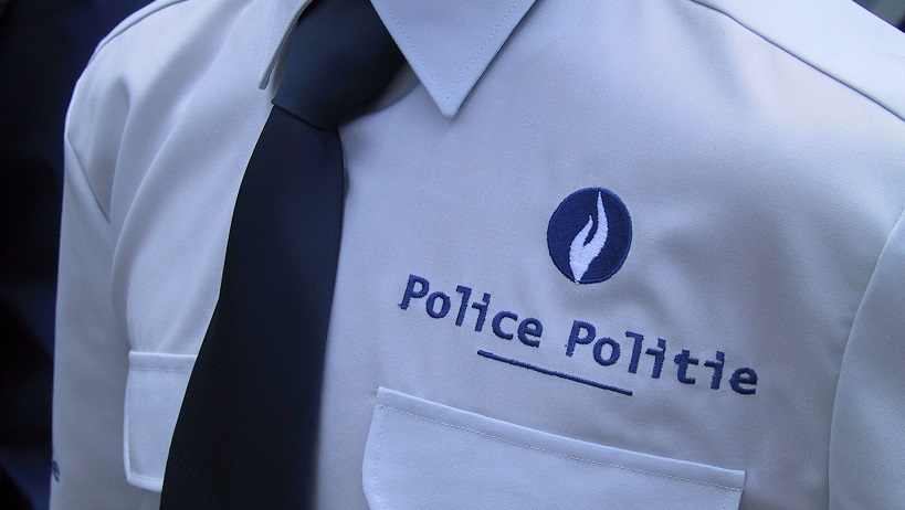 secunews_asbl's tweet photo. La #police a une #légitimité formelle mais qu’en est-il de sa légitimité sociale, de l’acceptation de son autorité dans la population ? Comme représentante de l’Etat, elle peut notamment faire usage de la #violence physique, pour peu qu’elle soit légitime. https://t.co/rbKFBsNFYo https://t.co/VltZgzr3x9