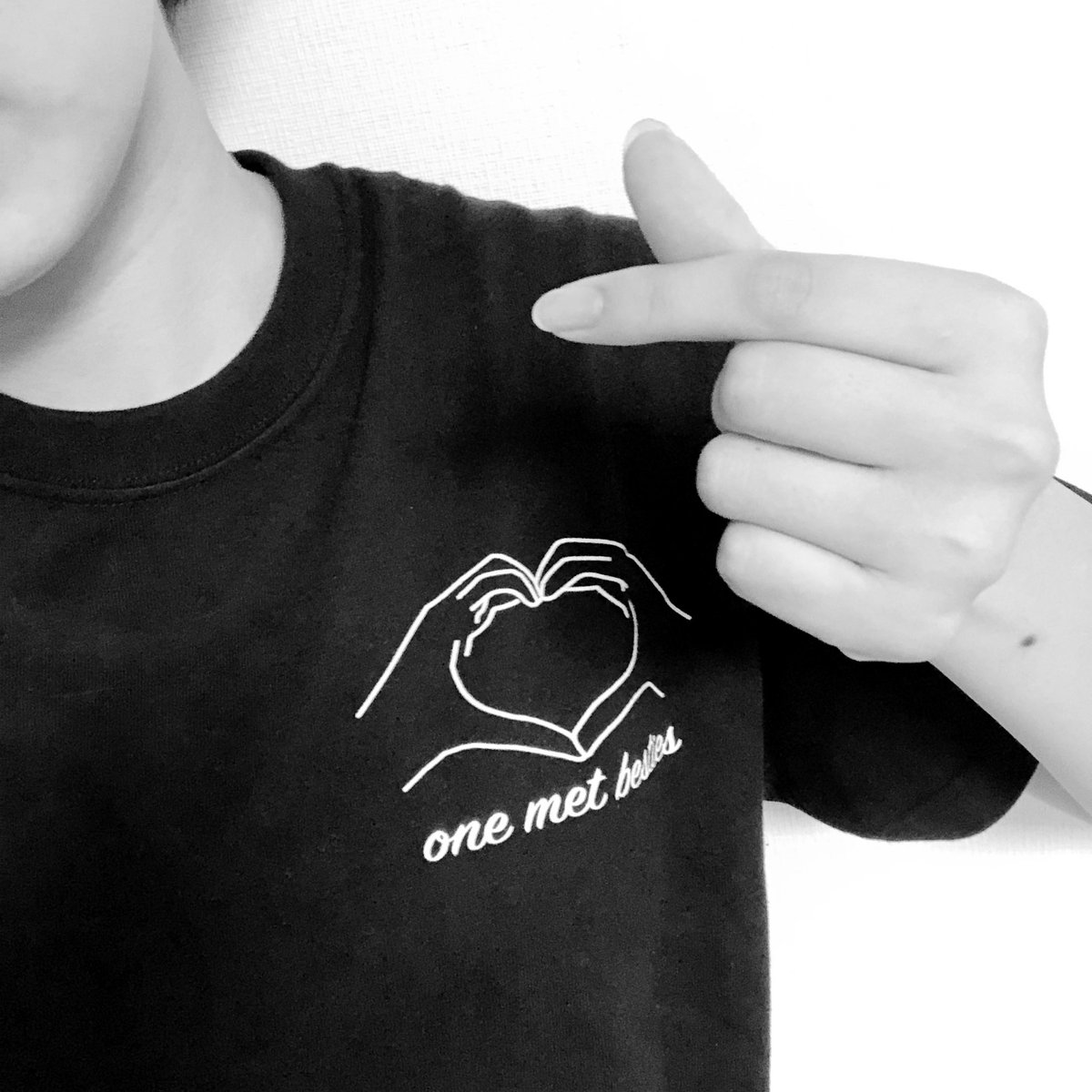 akari_ssw's tweet photo. こんにちわ!
今日私が着てるのは
先輩がデザインしたTシャツ👚
"one met besties"
1度会ったら親友って言う意味なんやってー!!
めっちゃ良い!😁🌟
今日は22時からLINELIVEします!💪
チャンネルフォローお願いします🙇♂️→https://t.co/7Z5OnCayzu
#smilewithheart
#神戸コレクション https://t.co/Wx1s8fzb0f