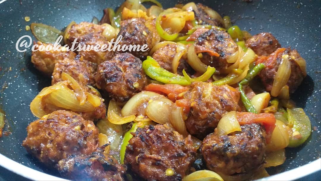 CookAtSweetHom1's tweet photo. So today I present another veg dish..and that's veg chilli kofta with Veggies crunch,prepared in Chinese style with a prefect blend of indian spices!😋
https://t.co/3oSaxUN7eK

#vegchillikofta #vegkofta #Chinese #indianspices  #veggie #craving #RecipeOfTheDay #foodie #desi https://t.co/AFWp7JzBwC