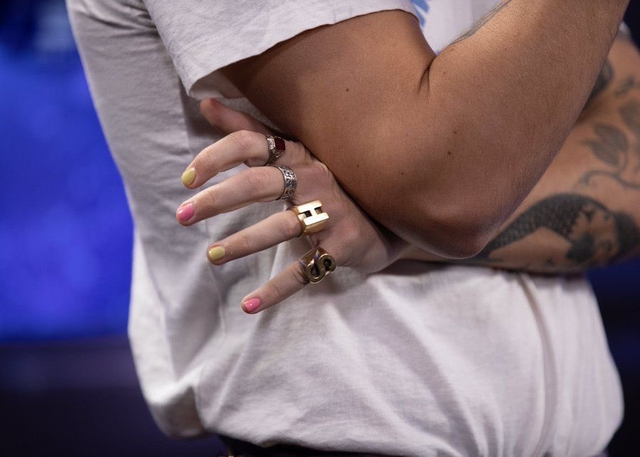 harry’s painted nails *a thread* ;