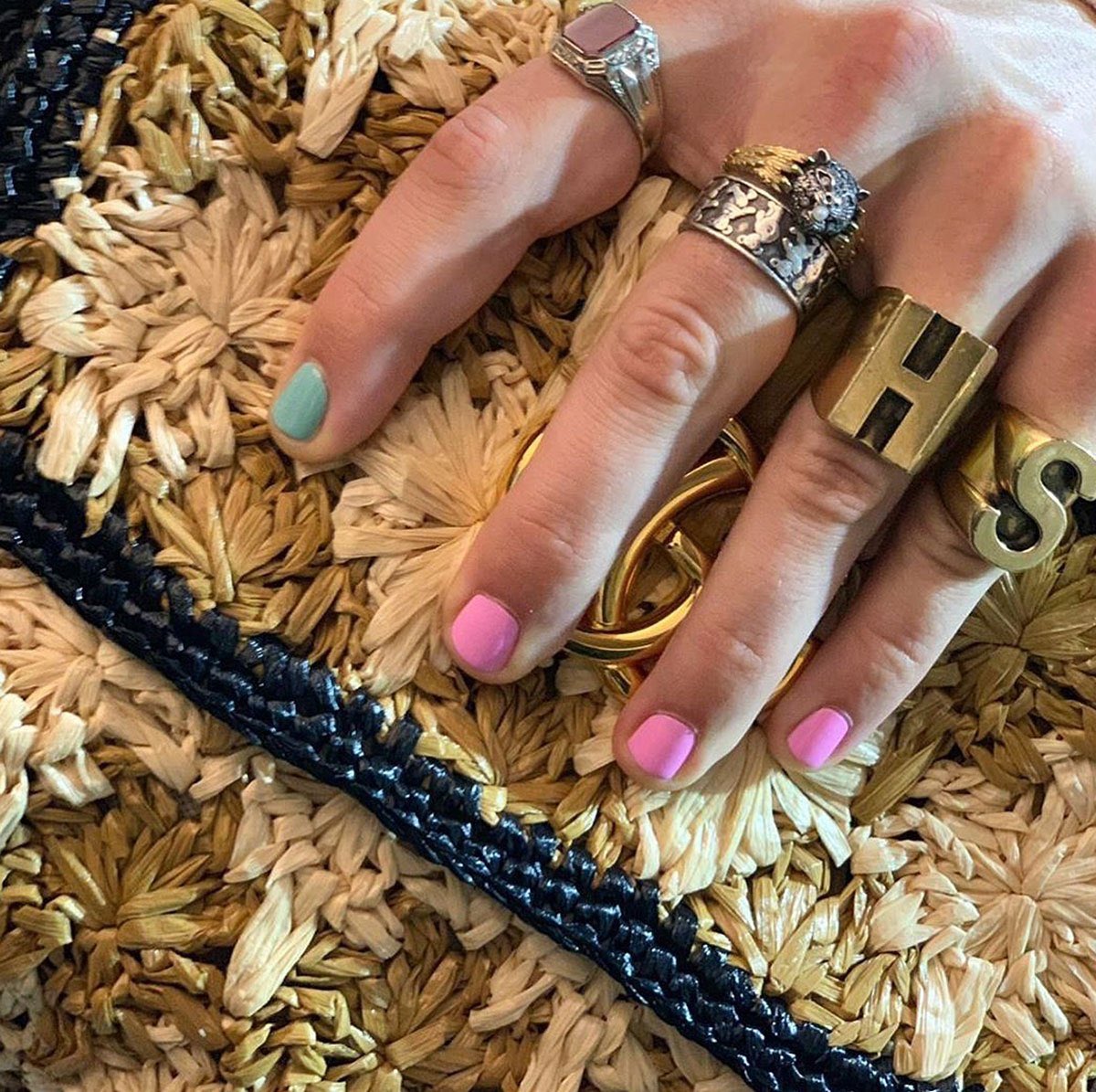 harry’s painted nails *a thread* ;