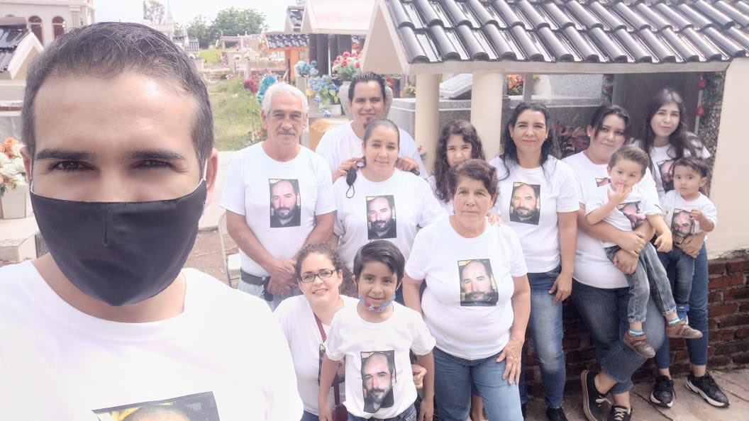 MariannaRO's tweet photo. @gabrielpaz33 fue uno de los hombres quien no regreso de trabajar que nos lo arrebató la inseguridad y la violencia. Ha sido un año duro de muchas preguntas y pocas respuestas...deseo que algún día haya justicia para ti, tal como lo hubieras querido... 
#justiciaparaGabrielPaz https://t.co/Yei2XUbImL