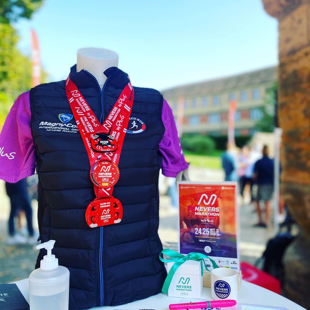 lafrenchrun's tweet photo. Ce week end nous avons présenté notre épreuve phare auprès de nos partenaires : le @neversmarathon by @maboutiqueplus au cœur de la cité ducale de @villedenevers 🏰🇫🇷 
- - - 
www.neversmarathon
- - - 
#neversmarathon #lafrenchrun #marathon #partenaires https://t.co/xKnzDYrTu9