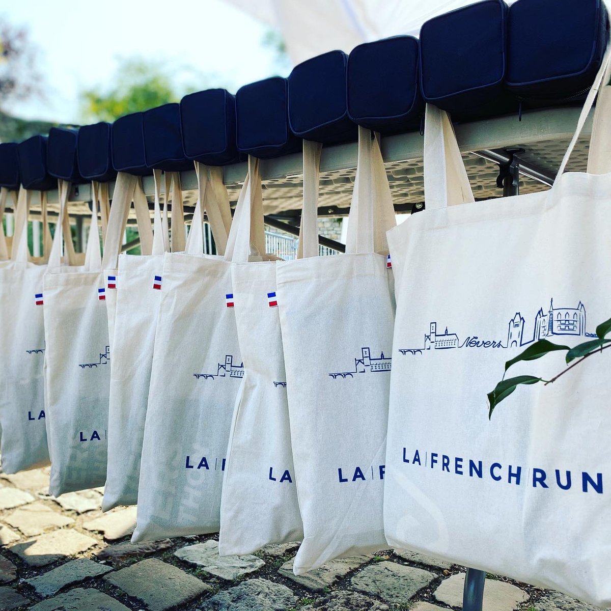 lafrenchrun's tweet photo. Ce week end nous avons présenté notre épreuve phare auprès de nos partenaires : le @neversmarathon by @maboutiqueplus au cœur de la cité ducale de @villedenevers 🏰🇫🇷 
- - - 
www.neversmarathon
- - - 
#neversmarathon #lafrenchrun #marathon #partenaires https://t.co/xKnzDYrTu9