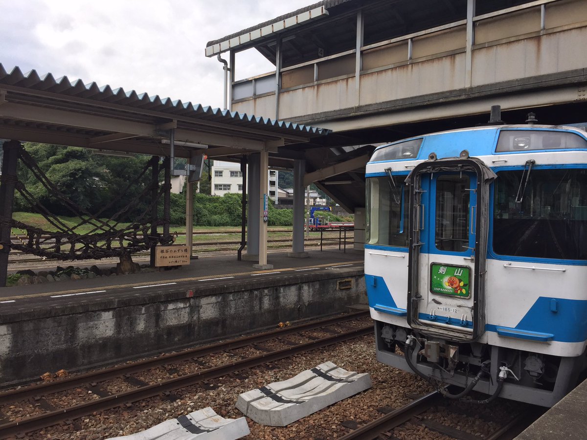 seriesE657's tweet photo. 阿波池田到着！フレンドリーで楽しい車掌さん。「暇だから！おしゃべりしてても席が空いてるからうるさいって怒られません！」「四国で一番マイナーな徳島に来てくれたんだから｣

いろんなお客さんに優しく声をかけている。「乗ってて楽しかったです！また来ます！」とお別れ。 https://t.co/DgemNGMzhF
